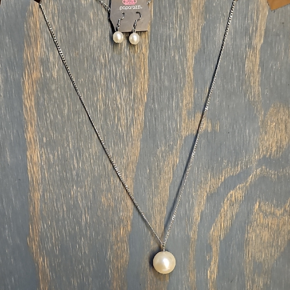 Paparazzi Silver Necklace with Pearl Accents 34 Inch